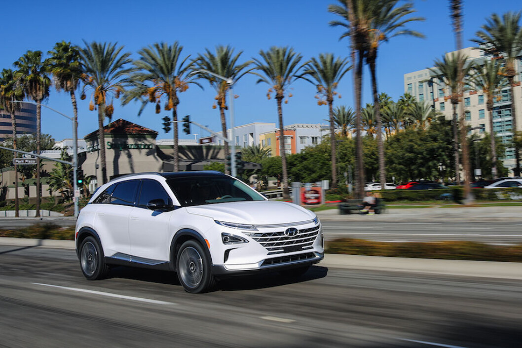 LANG REKKEVIDDE: Med en rekkevidde på 590 kilometer på en tank hydrogen, nærmer Hyundai Nexo seg kjørelengden til en bensinbil. Prisen blir trolig rundt 450.000 kroner. Foto: Hyundai LANG REKKEVIDDE: Med en rekkevidde på 590 kilometer på en tank hydrogen, nærmer Hyundai Nexo seg kjørelengden til en bensinbil. Prisen blir trolig rundt 450.000 kroner. Foto: Hyundai