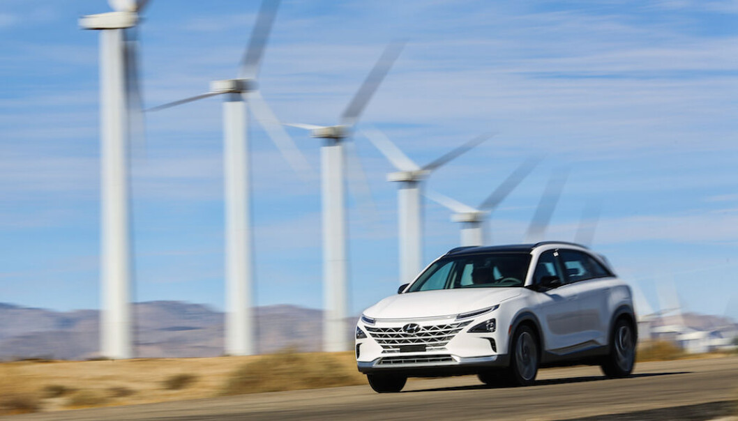 <b>SATSER FORNYBART + HYDROGEN:</b> Med grønt hydrogen tror fortsatt en stor del av bilindustrien på at brenselceller er en del av den fremtidige nullutslippsløsningen. Her ser vi den mest fullendte hydrogenbilen til dato, Hyundai Nexo. <b>SATSER FORNYBART + HYDROGEN:</b> Med grønt hydrogen tror fortsatt en stor del av bilindustrien på at brenselceller er en del av den fremtidige nullutslippsløsningen. Her ser vi den mest fullendte hydrogenbilen til dato, Hyundai Nexo.