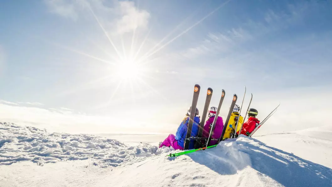 VINTERFERIEDRØMMEN: Det er sånn vi gjerne vil ha det i vinterferien, men det er mye å spare på å velge skisted og boalternativ.
