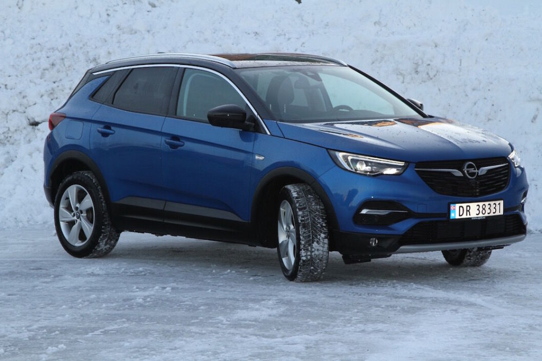 TRILLING: Opel Grandland X er trilling til Peugeot 3008 og Citroen C5 Aircross (kommer i sommer), men har sin egen identitet. Foto: Rune Korsvoll TRILLING: Opel Grandland X er trilling til Peugeot 3008 og Citroen C5 Aircross (kommer i sommer), men har sin egen identitet. Foto: Rune Korsvoll