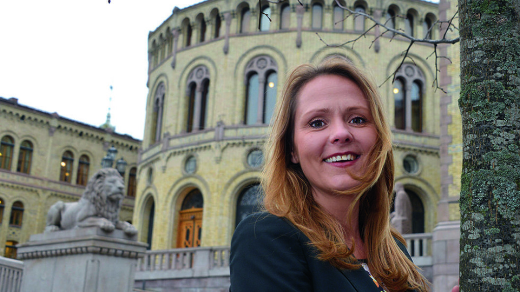 Linda Hofstad Helleland (H) er leder for Transportkomiteen på Stortinget. Til bykjøring velger hun Nissan Leaf. Foto: Jon Terje Hellgren Hansen Linda Hofstad Helleland (H) er leder for Transportkomiteen på Stortinget. Til bykjøring velger hun Nissan Leaf. Foto: Jon Terje Hellgren Hansen