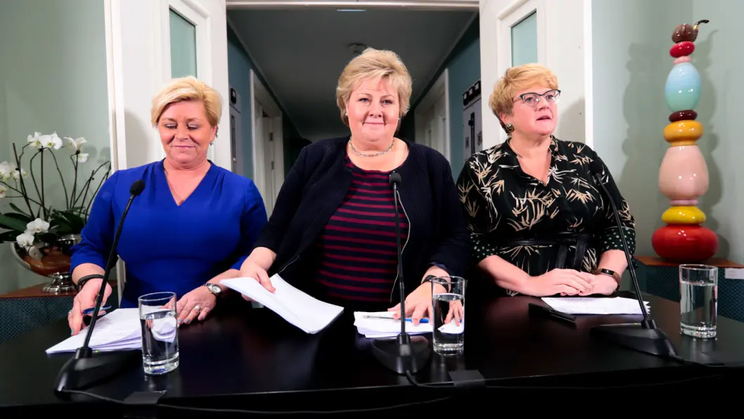 ENIGE NOK: Finansminister Siv Jensen (t.v.), statsminister Erna Solberg og Venstre-leder Trine Skei Grande er enige om å holde elbilavgiftene på dagens nivå ut 2021. Foto: Lise Åserud, NTB / scanpix ENIGE NOK: Finansminister Siv Jensen (t.v.), statsminister Erna Solberg og Venstre-leder Trine Skei Grande er enige om å holde elbilavgiftene på dagens nivå ut 2021. Foto: Lise Åserud, NTB / scanpix