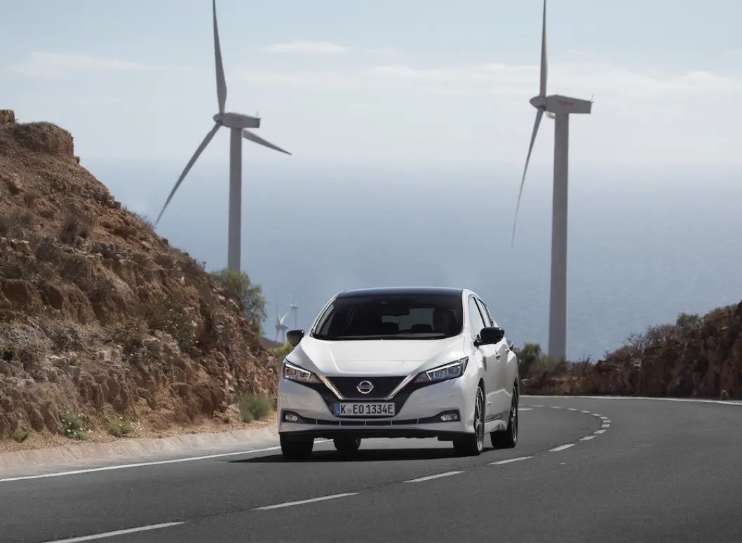60.000 I BONUS: Etter 1. juli får svenskene 60.000 kroner i rabatt dersom de kjøper en elbil som Nissan Leaf. Bensin- og dieselbiler får en ekstra avgift på opp mot 10.000 kroner i året. Foto: Nissan 60.000 I BONUS: Etter 1. juli får svenskene 60.000 kroner i rabatt dersom de kjøper en elbil som Nissan Leaf. Bensin- og dieselbiler får en ekstra avgift på opp mot 10.000 kroner i året. Foto: Nissan