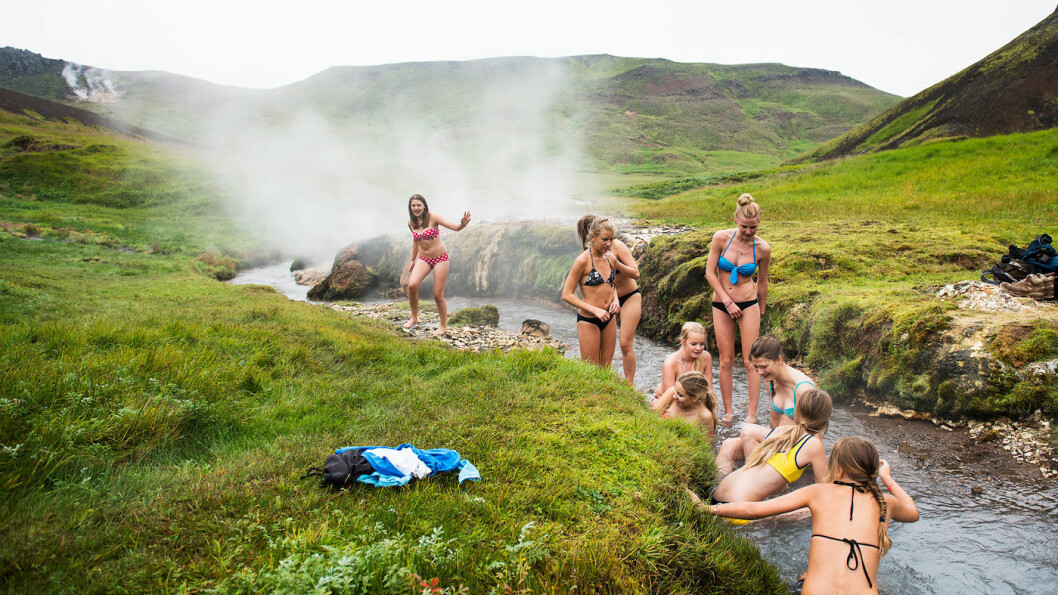 FULLT AV OPPLEVELSER: På Island kan du bade i varme kilder som kommer opp av bakken, midt inne i fjellene.&nbsp;