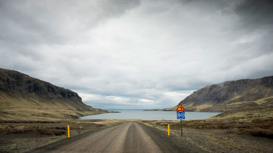 RINGVEIEN: Veiene er gode, stort sett, men de aller fleste broene er einbrei∂, altså med plass til bare én bil i bredden. Det meste av ringveien rundt øya ... – fjord inn, fjord ut – er asfaltert, men enkelte steder er det fortsatt grus som gjelder. Foto: Jon Terje Hellgren Hansen RINGVEIEN: Veiene er gode, stort sett, men de aller fleste broene er einbrei∂, altså med plass til bare én bil i bredden. Det meste av ringveien rundt øya ... – fjord inn, fjord ut – er asfaltert, men enkelte steder er det fortsatt grus som gjelder. Foto: Jon Terje Hellgren Hansen