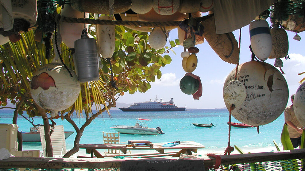 Yachten er så liten at den kommer til der de store cruiseskipene ikke kan gå. Når man går til land på en hvit sandstrand, ligger båten og venter utenfor. Yachten er så liten at den kommer til der de store cruiseskipene ikke kan gå. Når man går til land på en hvit sandstrand, ligger båten og venter utenfor.