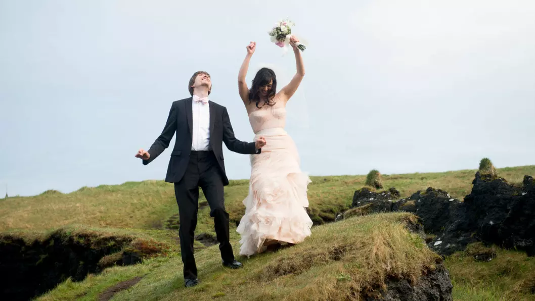 SI JA: Jen Stickland og Jacob Buchholz reiste fra USA til Sagaøya for å gifte seg akkurat her.&nbsp;