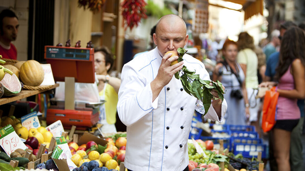 Om bord får du servert gourmetmat. Er du interessert, kan du bli med kokken i land på det lokale matmarkedet. Om bord får du servert gourmetmat. Er du interessert, kan du bli med kokken i land på det lokale matmarkedet.