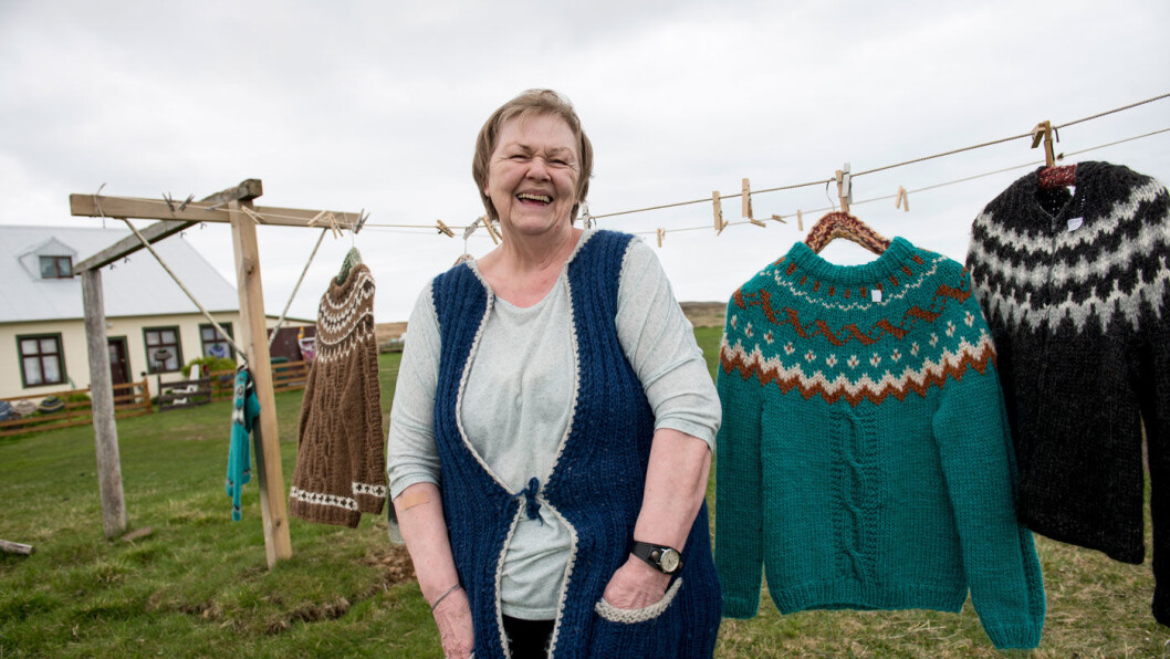EKTE VARE: Kristin Thora Valdemarsdottir (82) strikker noen hundre islandsgensere for salg. EKTE VARE: Kristin Thora Valdemarsdottir (82) strikker noen hundre islandsgensere for salg. 
