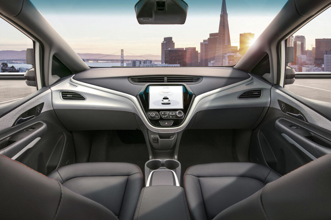 MÅ GODKJENNES: Amerikanske myndigheter må godkjenne at bilen uten sjåfør, ratt og pedaler kan kjøre i vanlig trafikk. GM planlegger at denne utgaven av elektriske Chevrolet Bolt kan gå inn som taxi allerede neste år. Foto: GM MÅ GODKJENNES: Amerikanske myndigheter må godkjenne at bilen uten sjåfør, ratt og pedaler kan kjøre i vanlig trafikk. GM planlegger at denne utgaven av elektriske Chevrolet Bolt kan gå inn som taxi allerede neste år. Foto: GM