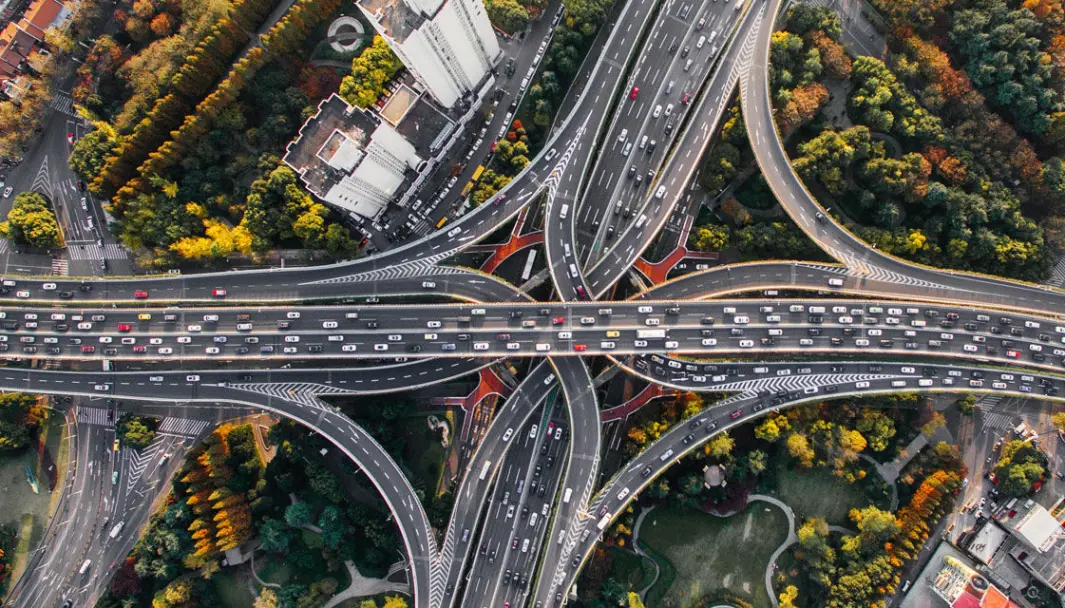 EN EVIG STRØM: Fugleperspektiv på trafikk i Shanghai, der elbilandelen er i stadig vekst. EN EVIG STRØM: Fugleperspektiv på trafikk i Shanghai, der elbilandelen er i stadig vekst.