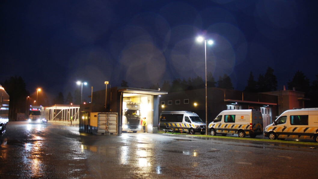 STIKKER AV: Vegvesenet vil nå ha virkemidler som kan gjøre det lettere å ta tungtransport som stikker av fra kontrollene. Bildet er fra en kontroll på Magnor i Hedmark i november. Foto: Statens Vegvesen STIKKER AV: Vegvesenet vil nå ha virkemidler som kan gjøre det lettere å ta tungtransport som stikker av fra kontrollene. Bildet er fra en kontroll på Magnor i Hedmark i november. Foto: Statens Vegvesen
