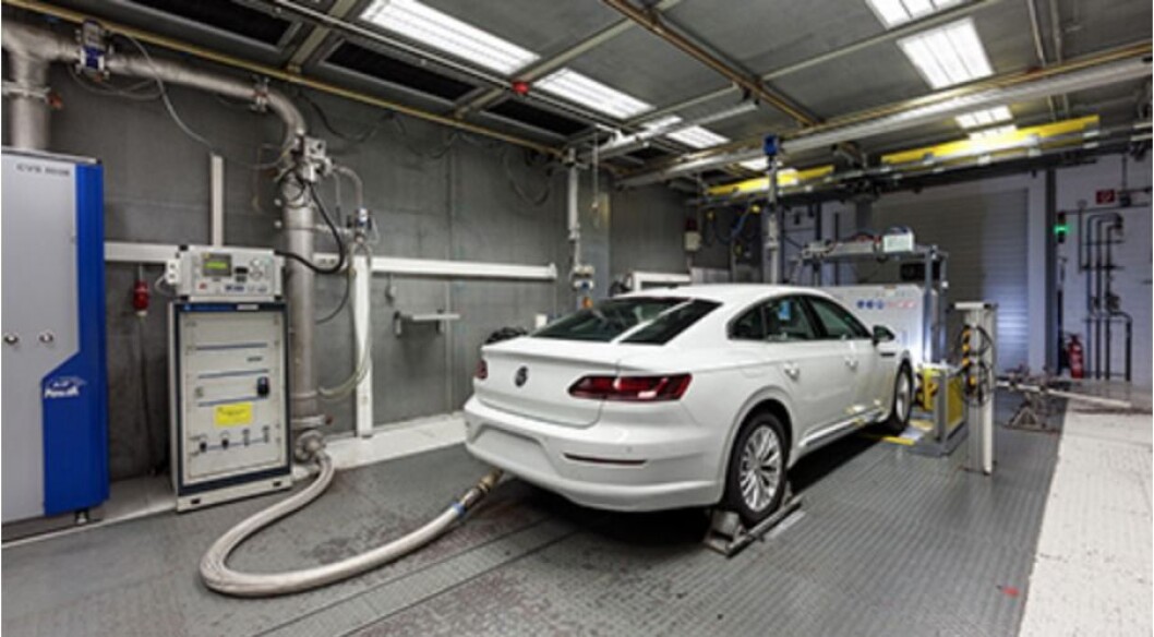 VANLIG TEST: Test av avgasser skjer normalt på denne måten. En undersøkelse av hvordan aper påvirkes av dieselgasser ble finansiert av VW, BMW og Daimler og utført av et institutt i USA. Foto: VW VANLIG TEST: Test av avgasser skjer normalt på denne måten. En undersøkelse av hvordan aper påvirkes av dieselgasser ble finansiert av VW, BMW og Daimler og utført av et institutt i USA. Foto: VW