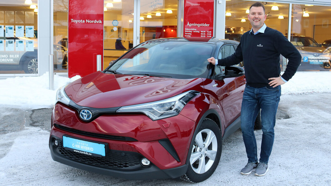 EL SKAL DEM HA: Salgssjef Tor Anders Johansen (bildet) hos Toyota-forhandler Nordvik i Mosjøen kunne konstatere at hybrid og elbil står høyt på nordmenns ønskeliste. Foto: Nordvik/Toyota EL SKAL DEM HA: Salgssjef Tor Anders Johansen (bildet) hos Toyota-forhandler Nordvik i Mosjøen kunne konstatere at hybrid og elbil står høyt på nordmenns ønskeliste. Foto: Nordvik/Toyota