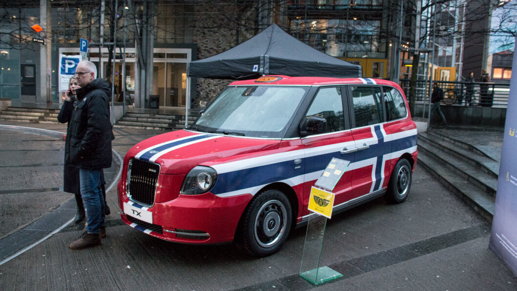NESTEN ELEKTRISK: Ikke helt elektrisk, men nesten. Nye Black Cab kan kjøre 210 kilometer på ren strøm, mens en rekkeviddeforlenger kan brukes utenfor byene. Foto: LEVC NESTEN ELEKTRISK: Ikke helt elektrisk, men nesten. Nye Black Cab kan kjøre 210 kilometer på ren strøm, mens en rekkeviddeforlenger kan brukes utenfor byene. Foto: LEVC