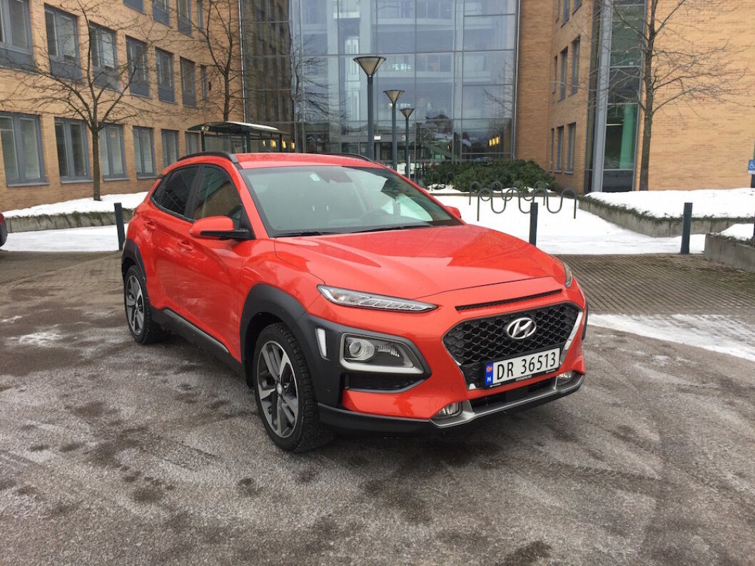 URBAN SUV: Hyundai Kona har et barskt utseende som skiller den fra mengden. I tillegg føles den trygg å kjøre selv på glatte småveier. Foto: Rune Korsvoll URBAN SUV: Hyundai Kona har et barskt utseende som skiller den fra mengden. I tillegg føles den trygg å kjøre selv på glatte småveier. Foto: Rune Korsvoll