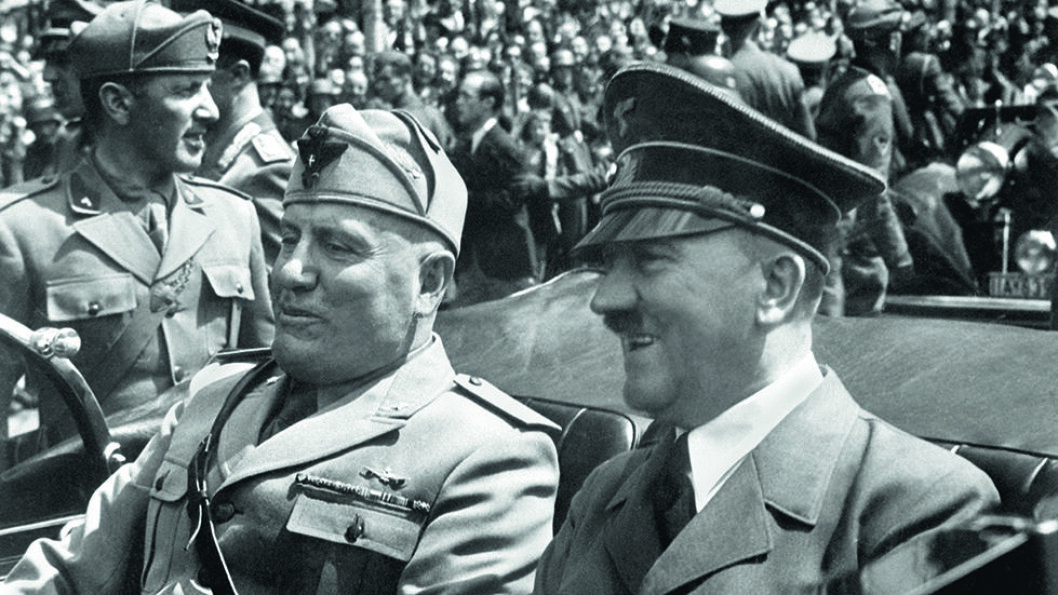 Benito Mussolini (t.v.) beholdt et nært forhold til Adolf Hitler (t.h.) selv om mange advarte om at det kunne føre til krig med Storbritannia. Benito Mussolini (t.v.) beholdt et nært forhold til Adolf Hitler (t.h.) selv om mange advarte om at det kunne føre til krig med Storbritannia.