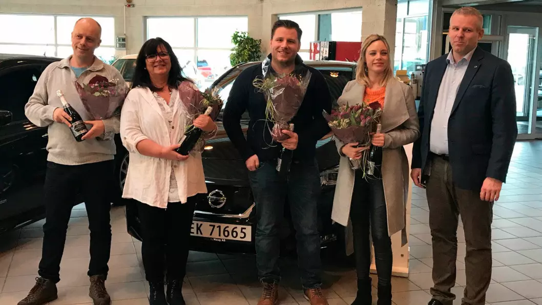 KLAR TIL Å KJØRE: Nissan Norge-sjef Anders Mamen Lund (t.h.) med fire av de første kundene som har kjøpt den nye modellen av elbilfavoritten Nissan Leaf. Foto: Nissan