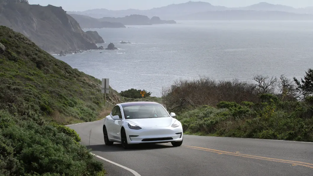 PRØVEKJØRT: Vi har testkjørt Model 3 i dens hjemstat California. Her på svingete veier utenfor San Francisco, og dette er en bil som trives med effektiv kjøring på svingete veier! Foto: Harald Wisløff PRØVEKJØRT: Vi har testkjørt Model 3 i dens hjemstat California. Her på svingete veier utenfor San Francisco, og dette er en bil som trives med effektiv kjøring på svingete veier! Foto: Harald Wisløff