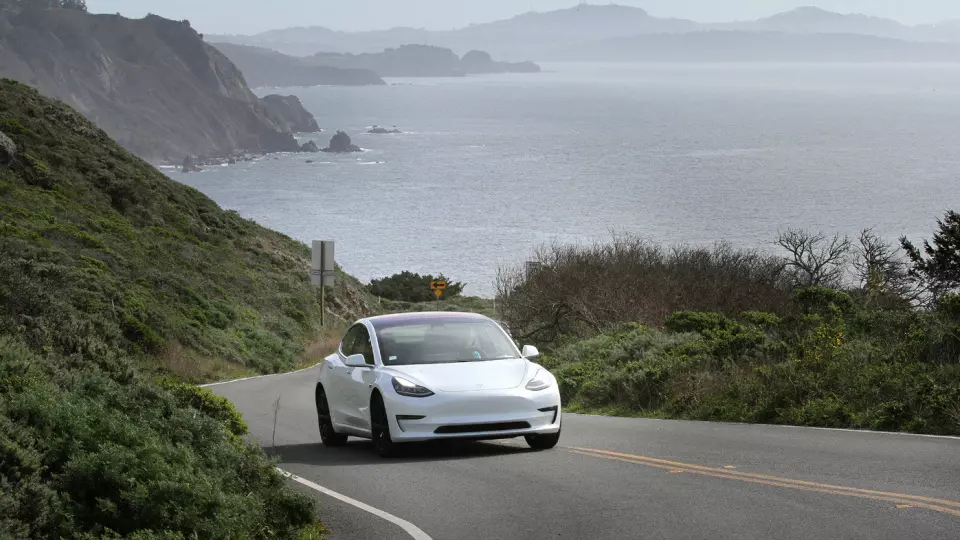PRØVEKJØRT: Vi har testkjørt Model 3 i dens hjemstat California. Her på svingete veier utenfor San Francisco, og dette er en bil som trives med effektiv kjøring på svingete veier! Foto: Harald Wisløff