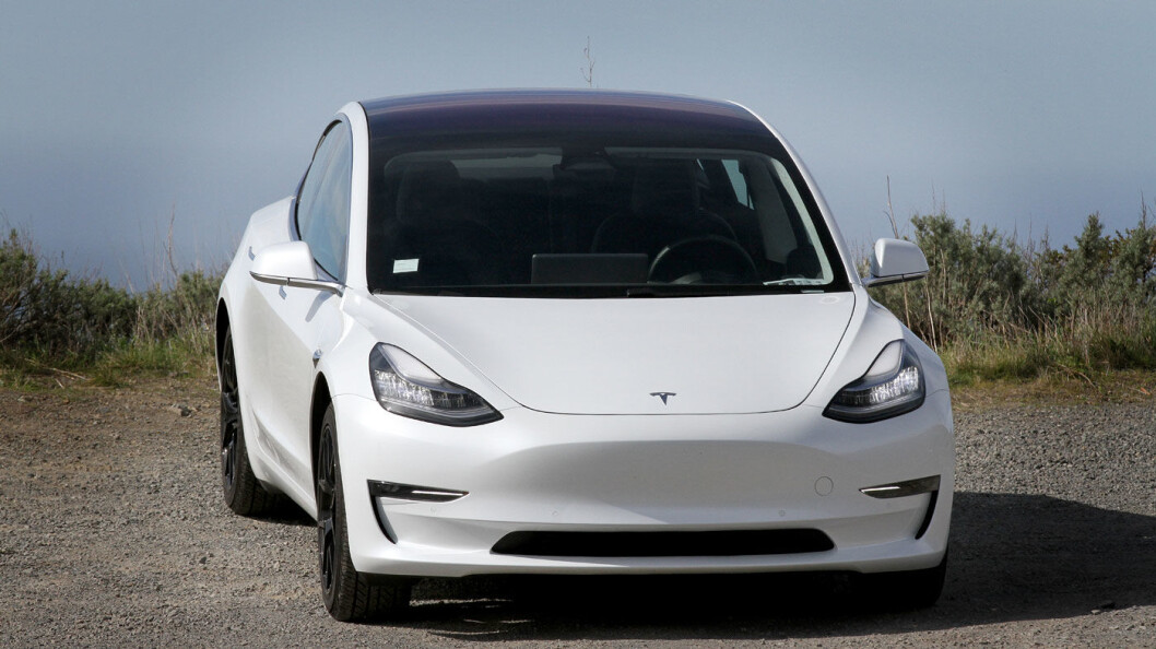 LILLESØSTER: Mindre og kortere enn sine storesøsken. Tesla Model 3 har fortsatt «Tesla-looken», men skiller seg tydelig fra Model S. LILLESØSTER: Mindre og kortere enn sine storesøsken. Tesla Model 3 har fortsatt «Tesla-looken», men skiller seg tydelig fra Model S.