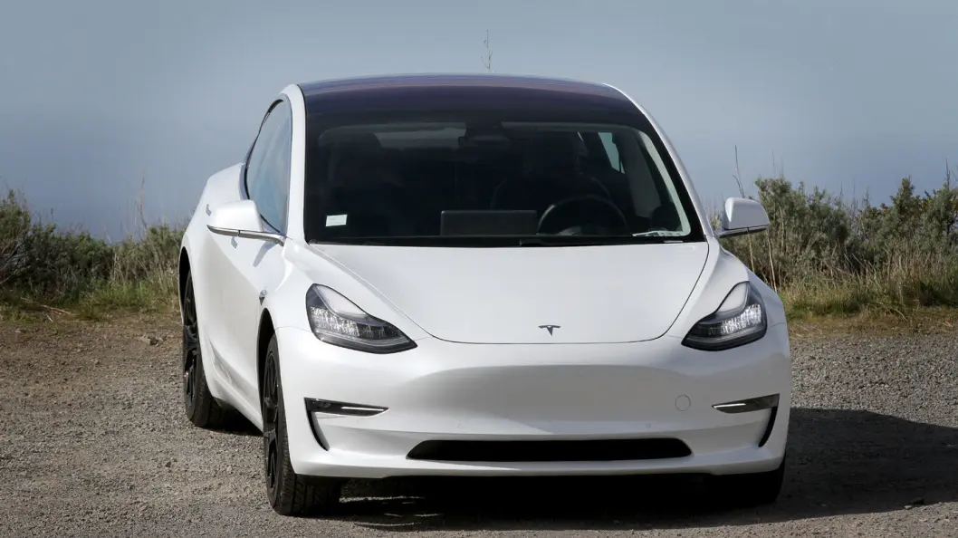 LILLESØSTER: Mindre og kortere enn sine storesøsken. Tesla Model 3 har fortsatt «Tesla-looken», men skiller seg tydelig fra Model S. LILLESØSTER: Mindre og kortere enn sine storesøsken. Tesla Model 3 har fortsatt «Tesla-looken», men skiller seg tydelig fra Model S.