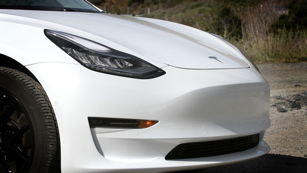 LIGGER LAVT: Fronten på Model 3 er lav, så lav at den nærmest forsvinner for føreren. Sensorer hjelper til slik at man unngår hindringer. LIGGER LAVT: Fronten på Model 3 er lav, så lav at den nærmest forsvinner for føreren. Sensorer hjelper til slik at man unngår hindringer.