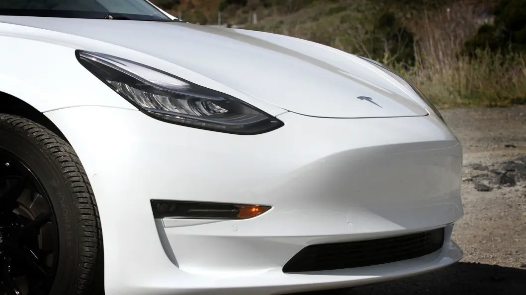 LIGGER LAVT: Fronten på Model 3 er lav, så lav at den nærmest forsvinner for føreren. Sensorer hjelper til slik at man unngår hindringer. LIGGER LAVT: Fronten på Model 3 er lav, så lav at den nærmest forsvinner for føreren. Sensorer hjelper til slik at man unngår hindringer.