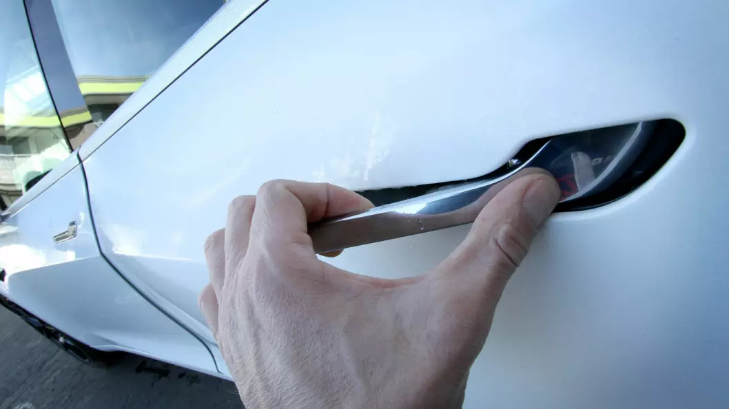 NYTT GREP: Uvant, men ganske kult! Dørhåndtaket på Model 3 trykkes først inn med tommelen. Deretter åpner en elektrisk motor dørlåsen, og man trekker døren opp med håndtaket.