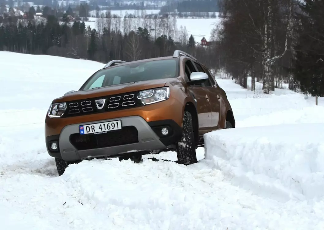I STEDE FOR BRUKT: Mange kjøper en ny Dacia Duster i stedet for bruktbil og får dermed blant annet fem års nybilgaranti på kjøpet. Foto: Rune Korsvoll