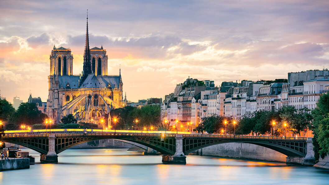 Vi begynner elvecruiset i Paris med Notre Dame og de mange broene over Seinen. Vi begynner elvecruiset i Paris med Notre Dame og de mange broene over Seinen.