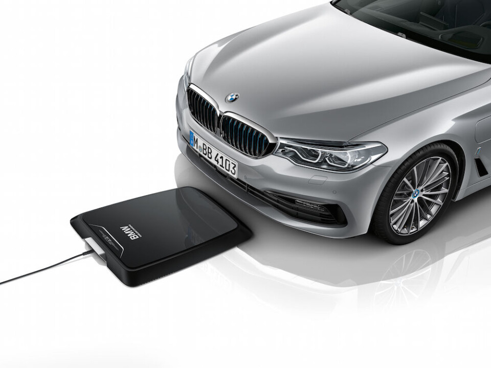 LADER AUTOMATISK: Når BMW senere i år kommer med trådløs lading på 530e, parkerer du enkelt og greit over denne ladeplaten og ladingen starter automatisk. Foto: BMW