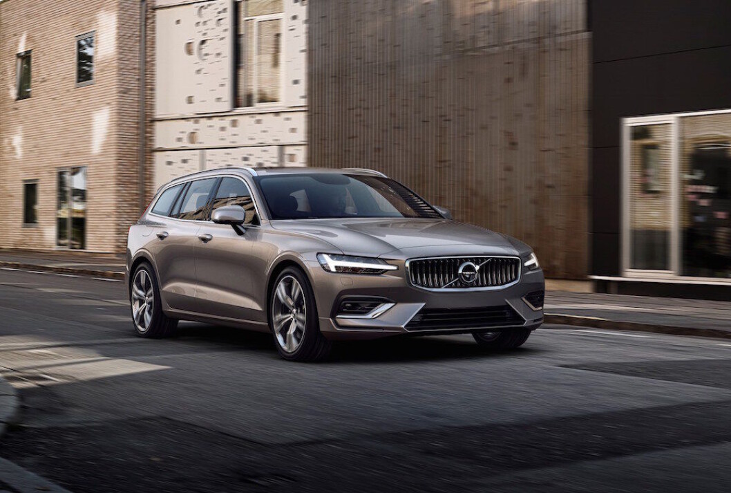 ELEGANT: Til tross for at nye Volvo V60 blir en tradisjonell stasjonsvogn, har den et elegant utseende. To ladbare hybridutgaver blir viktige i det norske markedet. Foto: Volvo ELEGANT: Til tross for at nye Volvo V60 blir en tradisjonell stasjonsvogn, har den et elegant utseende. To ladbare hybridutgaver blir viktige i det norske markedet. Foto: Volvo
