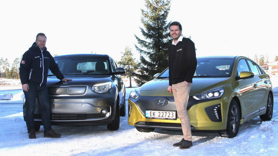 GIR GODE ELBIL-RÅD: Thorolf Rudolfsen (t.v.) selger Kia Soul og Andreas Schøyen Hyundai Ioniq. De vet litt om hvordan man skal øke rekkevidden på kalde dager. GIR GODE ELBIL-RÅD: Thorolf Rudolfsen (t.v.) selger Kia Soul og Andreas Schøyen Hyundai Ioniq. De vet litt om hvordan man skal øke rekkevidden på kalde dager.
