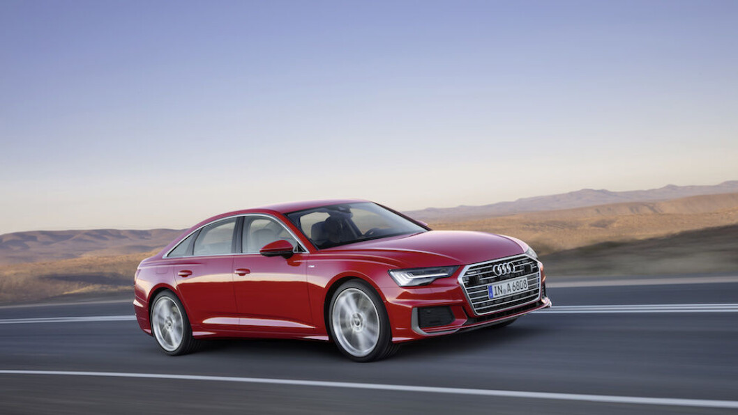 ELEGANT: Nye Audi A6 er mer kompakt og sporty, men er i virkeligheten større innvendig. Ved introduksjonen i juni har bilen bare to store motorer. Det gjør den dyr i Norge. Foto: Audi ELEGANT: Nye Audi A6 er mer kompakt og sporty, men er i virkeligheten større innvendig. Ved introduksjonen i juni har bilen bare to store motorer. Det gjør den dyr i Norge. Foto: Audi