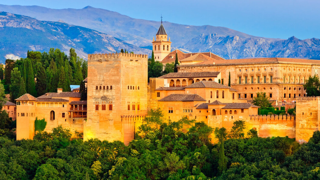 DET RØDE SLOTTET: Slottet Alhambra ble bygget av maurerne fra midten av 1300-tallet og er en Spanias største severdigheter. Foto: Shutterstock DET RØDE SLOTTET: Slottet Alhambra ble bygget av maurerne fra midten av 1300-tallet og er en Spanias største severdigheter. Foto: Shutterstock