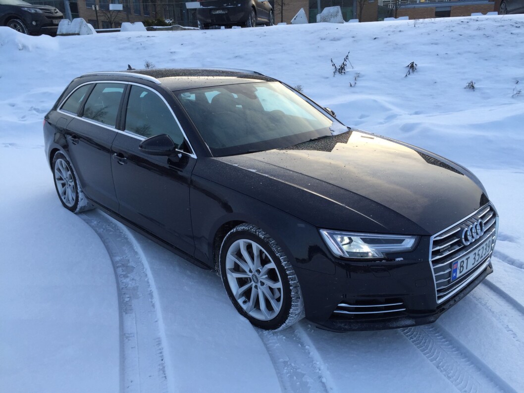 STILEN TELLER: Nye Audi A4 har et stilig utseende og gode kjøreegenskaper. Den vinner i tillegg Motors vintertest i år. Foto: Rune Korsvoll STILEN TELLER: Nye Audi A4 har et stilig utseende og gode kjøreegenskaper. Den vinner i tillegg Motors vintertest i år. Foto: Rune Korsvoll