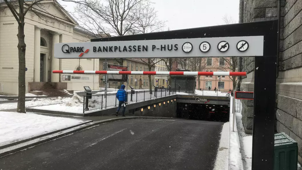 DYRT NÆR BANKEN: P-anlegget på Bankplassen ved Norges Bank i Oslo er et av Norges dyreste steder å sette fra seg bilen. Foto: Geir Røed