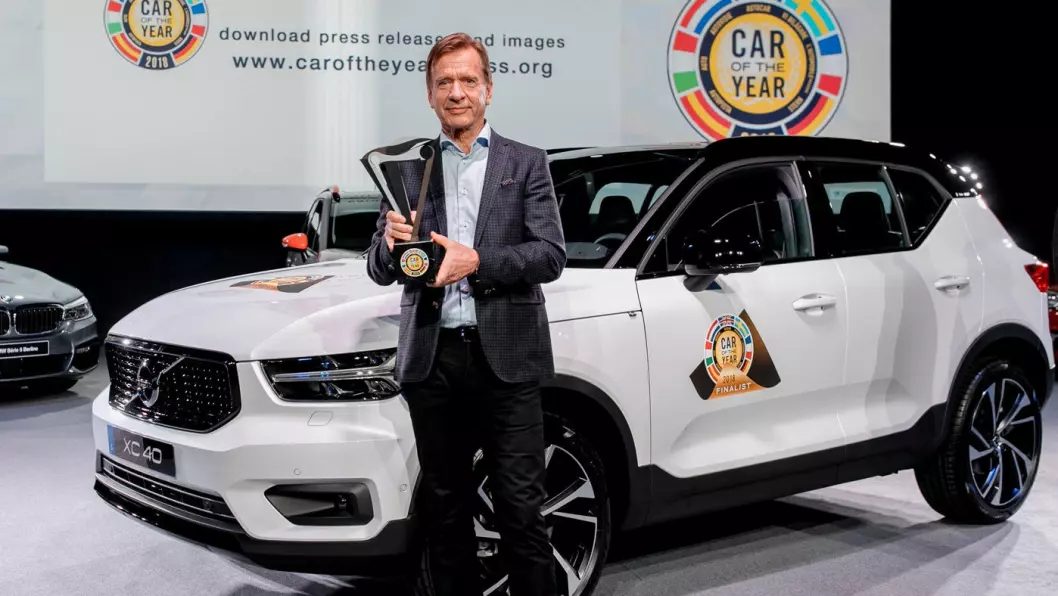 ÅRETS BIL: Volvo-sjef Håkan Samuelsson med det synlige beviset på at Volvo XC40 er årets bil i Europa 2018. Kåringen ble kunngjort mandag foran årets bilutstilling i Genève.