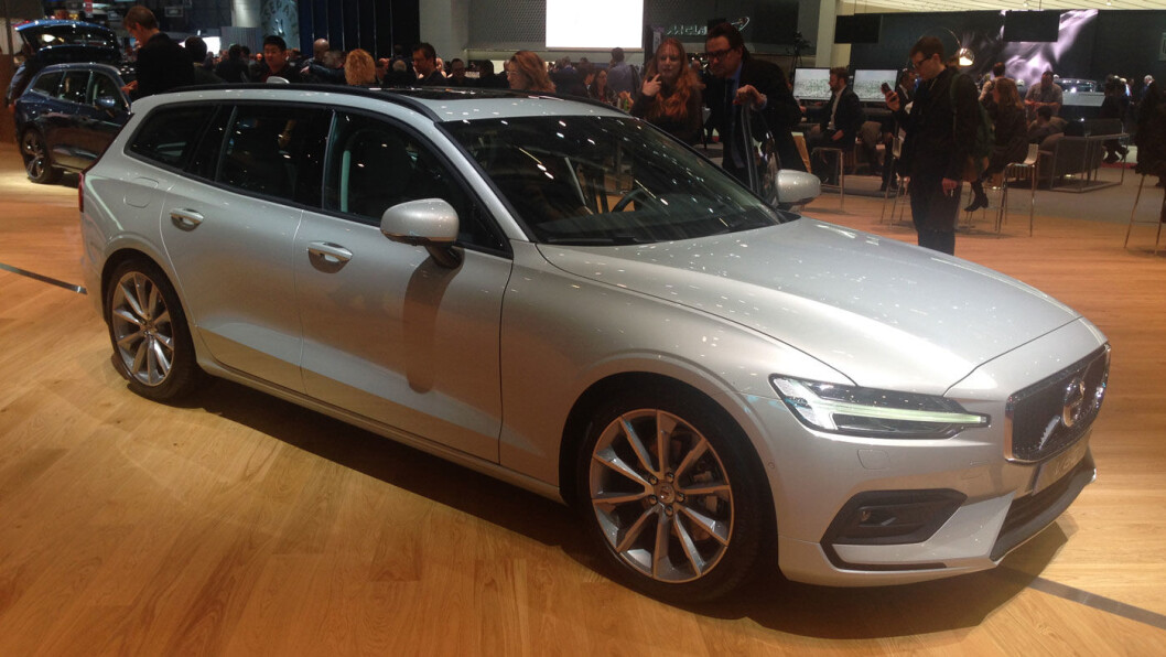 ERSTATNING:– Vi tror V60 vil treffe mange tidligere V70-kunder. Den er mindre enn V90 og større enn gamle V60, sier Volvo-sjef Øystein Herland. Foto: Øivind A. Monn-Iversen ERSTATNING:– Vi tror V60 vil treffe mange tidligere V70-kunder. Den er mindre enn V90 og større enn gamle V60, sier Volvo-sjef Øystein Herland. Foto: Øivind A. Monn-Iversen