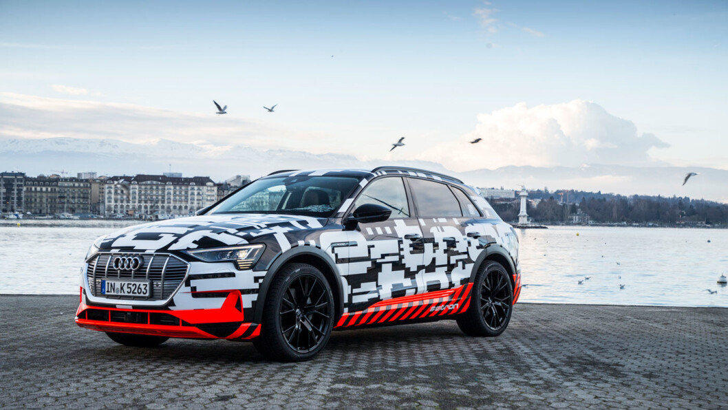 HEMMELIG: Audi har bokstavelig talt lettet litt på sløret rundt e-tron i Geneve. Med ujevne mellomrom har kamuflasjen blitt fjernet – mest for å vise et nytt lag med distraherende farger og mønstre. HEMMELIG: Audi har bokstavelig talt lettet litt på sløret rundt e-tron i Geneve. Med ujevne mellomrom har kamuflasjen blitt fjernet – mest for å vise et nytt lag med distraherende farger og mønstre.