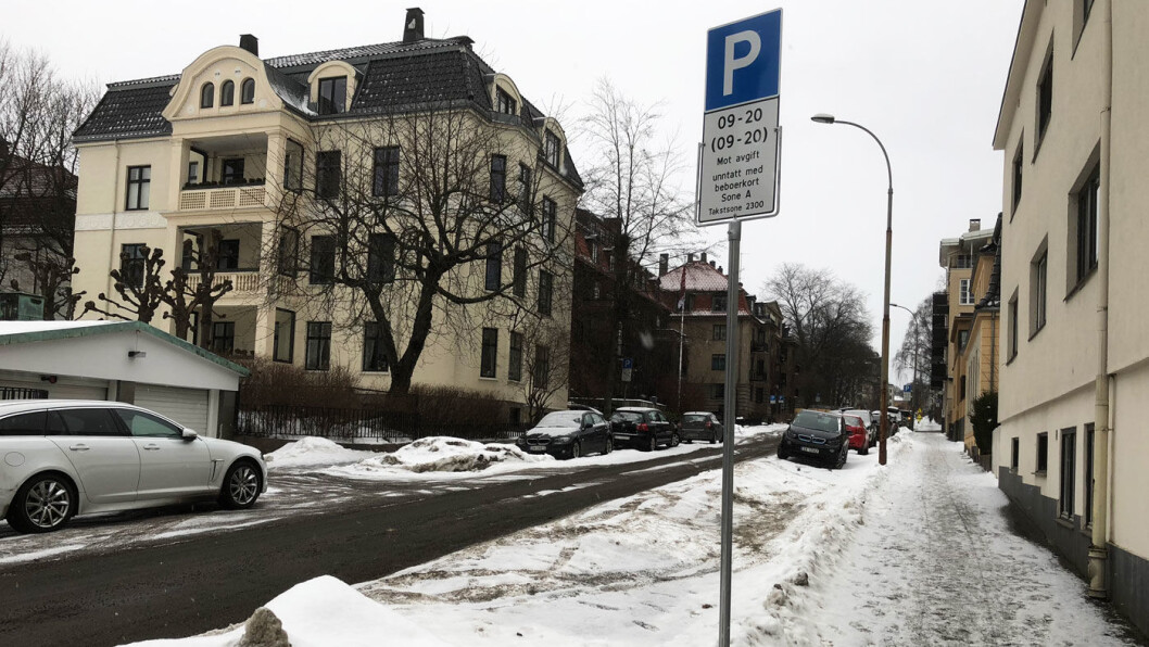 IKKE LEDIG: I Gabels gate på Frogner får ikke bilister med beboerparkering parkert fordi kommunen ikke skraper og brøyter. Foto: Geir Røed IKKE LEDIG: I Gabels gate på Frogner får ikke bilister med beboerparkering parkert fordi kommunen ikke skraper og brøyter. Foto: Geir Røed