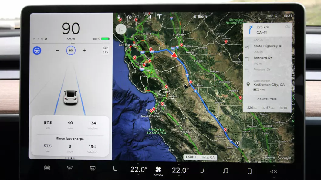 ALT I ETT: På Tesla Model 3, som Motor har kjørt i USA, er all informasjon samlet i én skjerm midt på dashbordet. Til venstre ser man at bilens kameraer oppfatter veimarkeringen (blå linjer), og dermed kan kjøre selv. Hastigheten bestemmes av fører eller av lokal skilting.