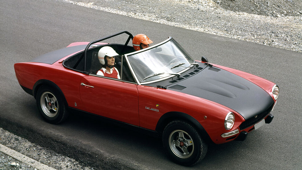 Ingen ting er som kabriolet en fin vårdag, og italienerne vet å gi hverdagsprodukter luft under vingene. Dette er en Fiat 124 Abarth Spider. Foto: Produsenten Ingen ting er som kabriolet en fin vårdag, og italienerne vet å gi hverdagsprodukter luft under vingene. Dette er en Fiat 124 Abarth Spider. Foto: Produsenten