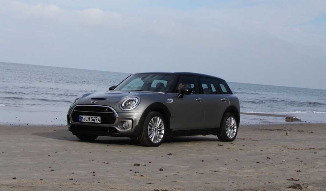 LITT PRAKTISK: Mini Clubman er 27 centimeter lenger enn en vanlig Mini, mer praktisk, men gir like mye kjøreglede. Foto: Rune Korsvoll LITT PRAKTISK: Mini Clubman er 27 centimeter lenger enn en vanlig Mini, mer praktisk, men gir like mye kjøreglede. Foto: Rune Korsvoll
