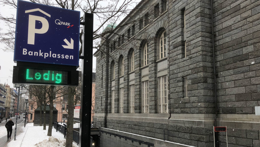 SJEKK HALVTIMESFELLEN: Bankplassen i Oslo er et av P-anleggene som tar betalt pr halvtime. Står du 31 minutter, betaler du for en hel time. Foto: Geir Røed SJEKK HALVTIMESFELLEN: Bankplassen i Oslo er et av P-anleggene som tar betalt pr halvtime. Står du 31 minutter, betaler du for en hel time. Foto: Geir Røed