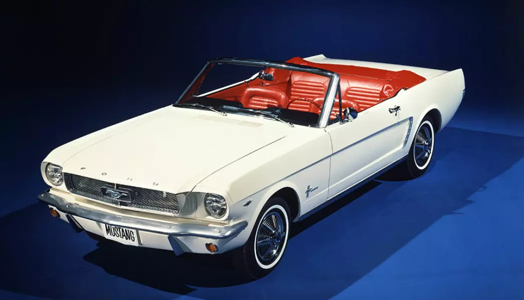 LEGENDEN: Ford Mustang ble introdusert på markedet våren 1964 - i motsetning til høsten, som var vanlig. Derfor ble de første bilene kalt «1964 1/2» Her er en cabriolet fra det første produksjonsåret.