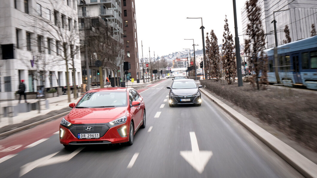 SYMPATISK: Hyundai Ioniq (til venstre) er ikke bare gunstig på pris i sin klasse. Den kommer også med en av markedets beste garantier. Foto: Jon Terje Hellgren Hansen SYMPATISK: Hyundai Ioniq (til venstre) er ikke bare gunstig på pris i sin klasse. Den kommer også med en av markedets beste garantier. Foto: Jon Terje Hellgren Hansen