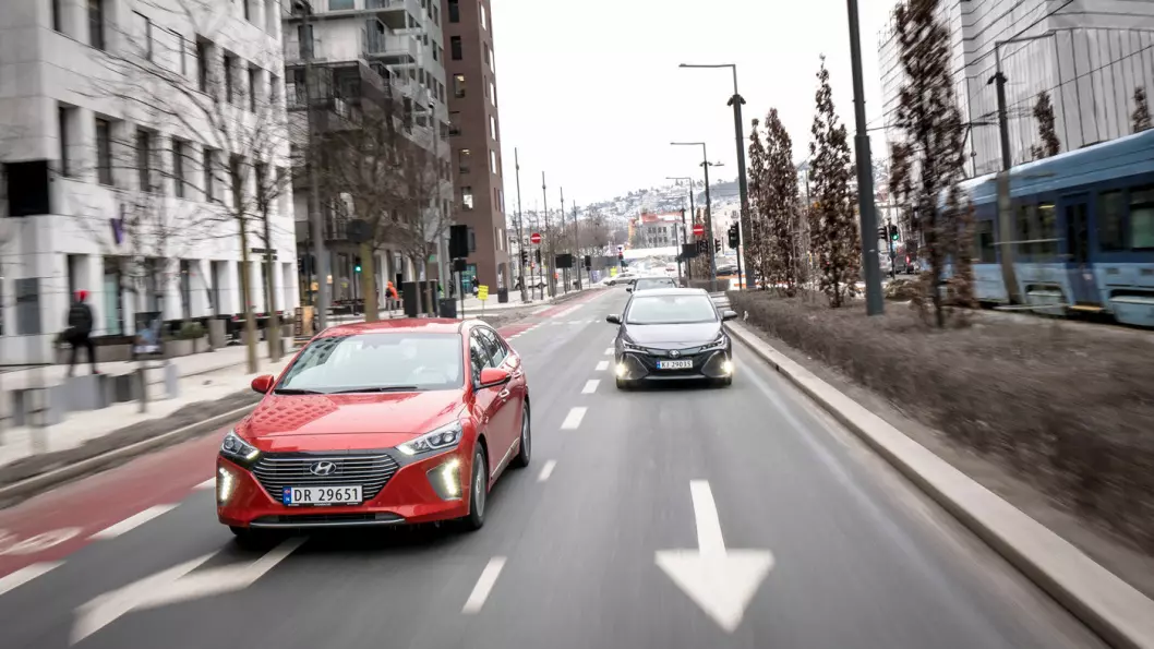 SYMPATISK: Hyundai Ioniq (til venstre) er ikke bare gunstig på pris i sin klasse. Den kommer også med en av markedets beste garantier. Foto: Jon Terje Hellgren Hansen