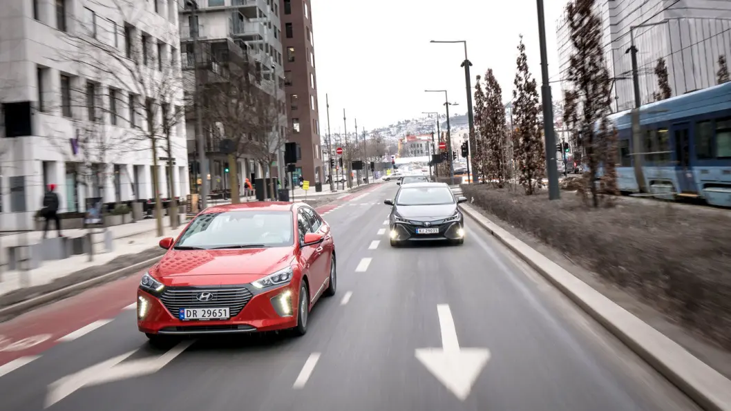 SYMPATISK: Hyundai Ioniq (til venstre) er ikke bare gunstig på pris i sin klasse. Den kommer også med en av markedets beste garantier. Foto: Jon Terje Hellgren Hansen SYMPATISK: Hyundai Ioniq (til venstre) er ikke bare gunstig på pris i sin klasse. Den kommer også med en av markedets beste garantier. Foto: Jon Terje Hellgren Hansen